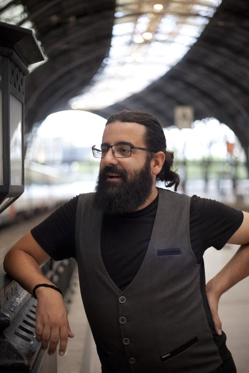 Marc Gelpí in conversation beneath the roof of a Barcelona market